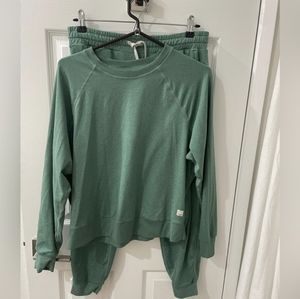 Vuori Performance dream knit set. EUC